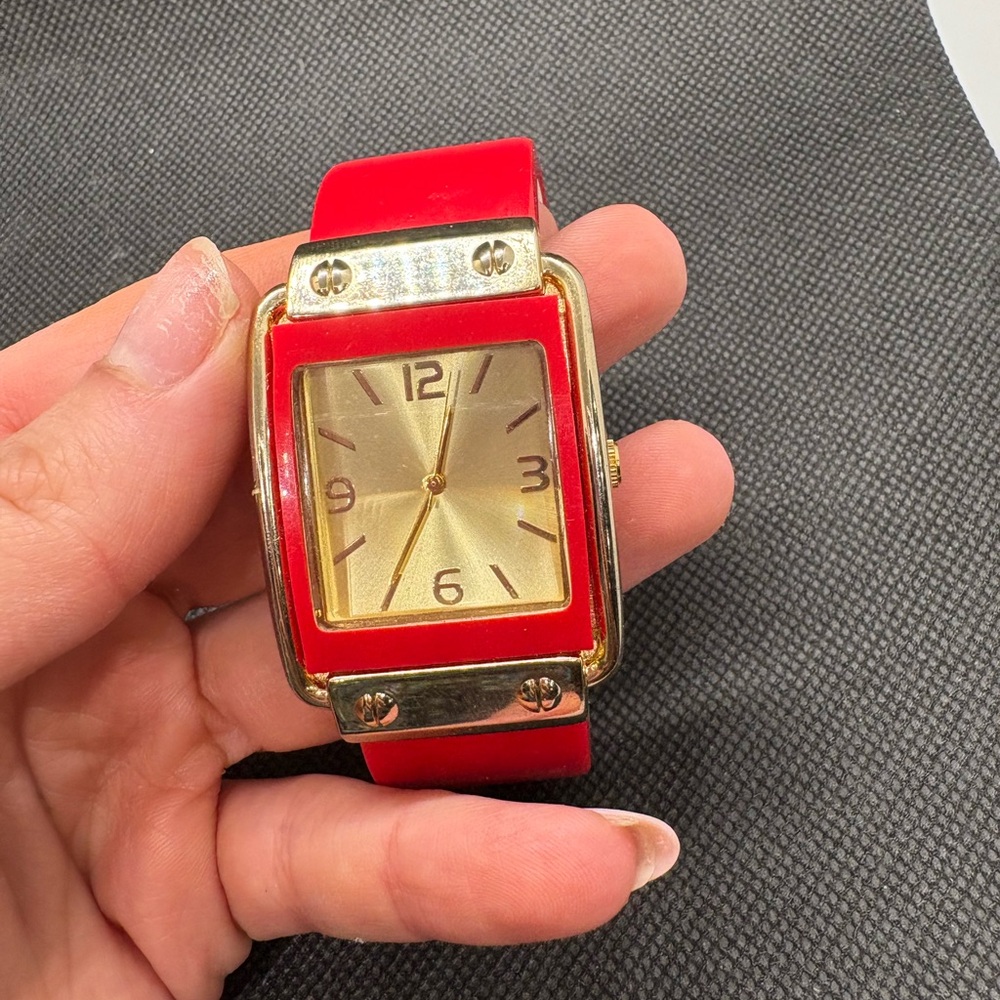 Vintage Red and Gold Japan movement Wearable Watch needs battery - Picture 2 of 4